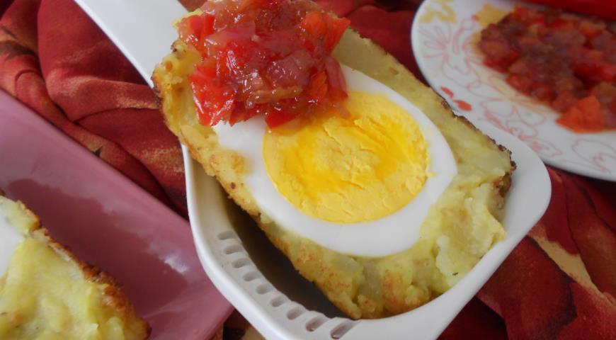 Рецепт Яйца по-королевски с луковым чатни