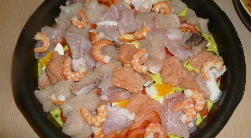 Рыбу для запеканки нарезаем кусочками и выкладываем вместе с креветками в форму