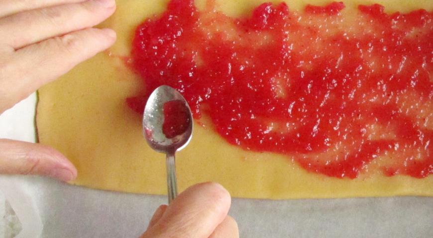На тесто выкладываем желе из красной смородины