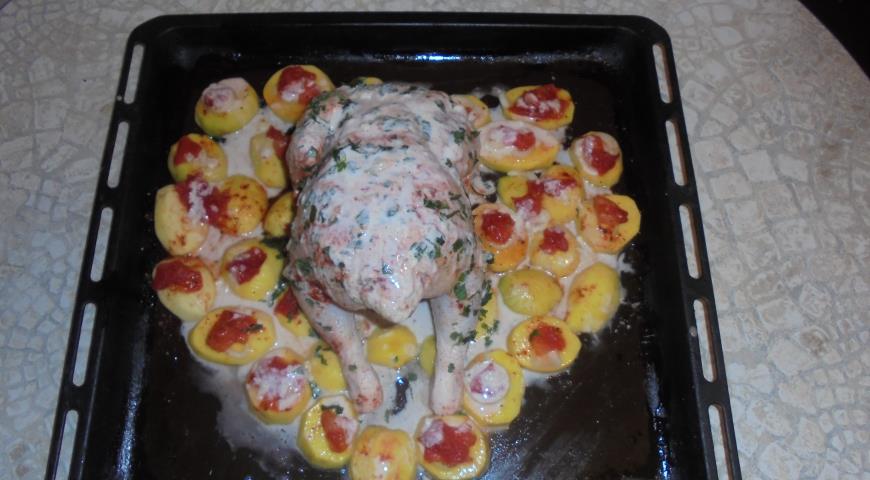 В форму выкладываем нарезанный картофель, помидоры, лук и курицу