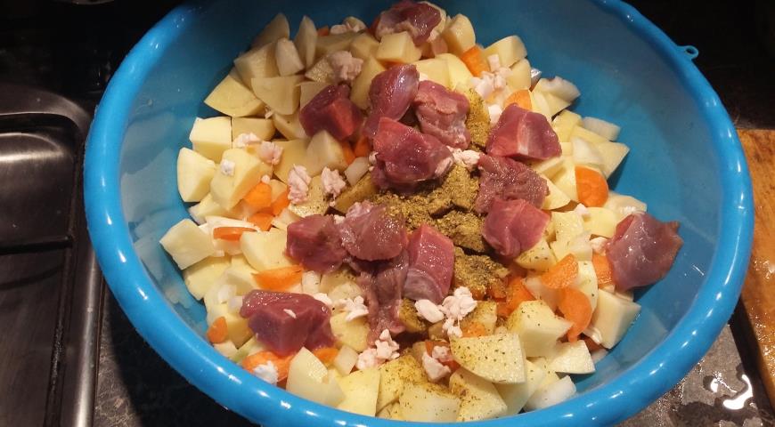 Нарезаем говядину, картофель, лук и морковь крупными кусочками