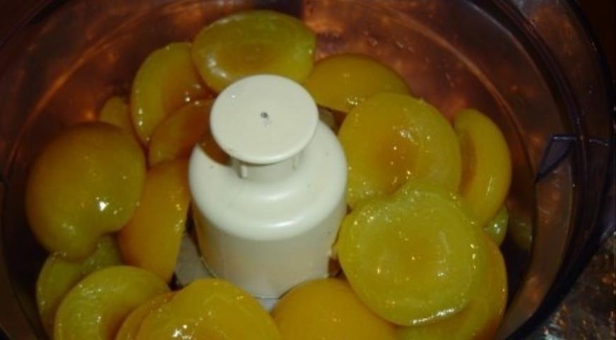 Консервированные персики измельчаем блендером