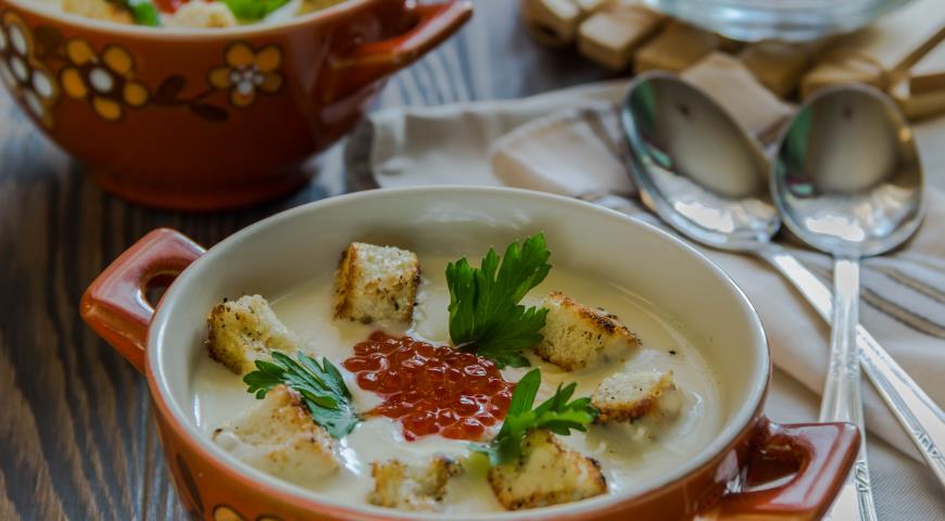 Рецепт Сырный суп с красной икрой и гренками