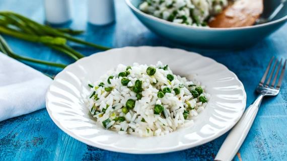 Рис с зеленым луком, горошком и зирой