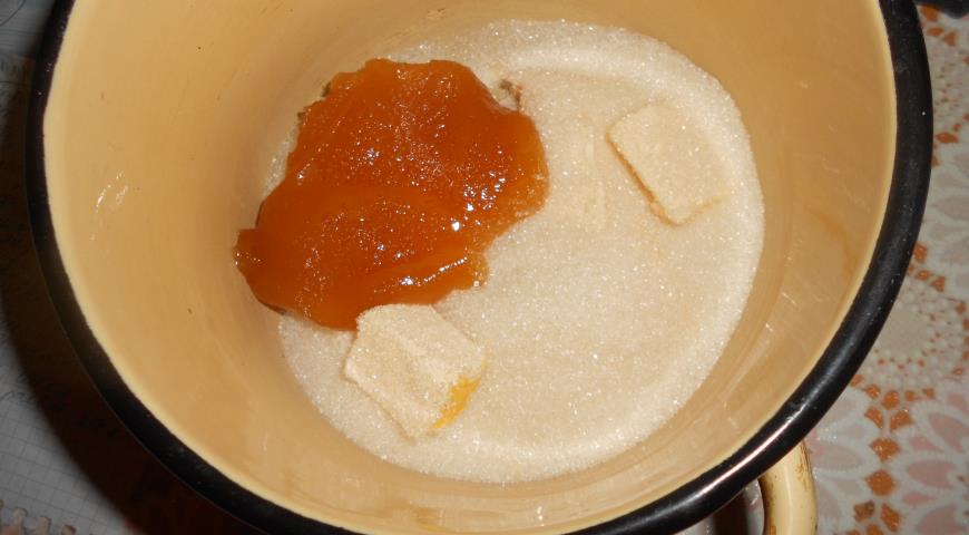 Смешиваем сливочное масло, мед и сахар