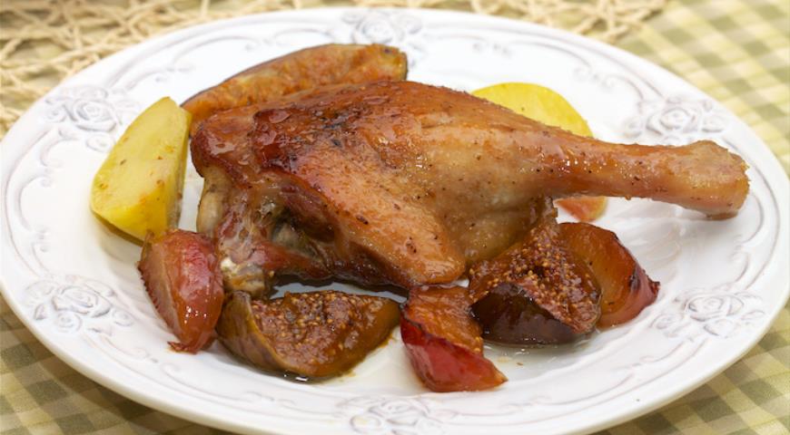 Рецепт Медовая утка, запеченная с инжиром и яблоками