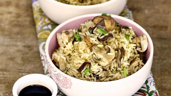 Коричневый рис с грибами
