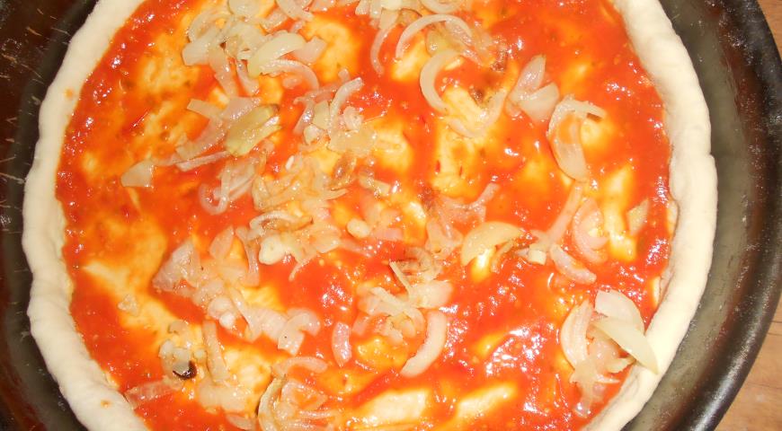 Тесто раскатываем и смазываем томатной пастой
