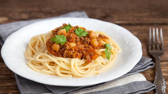 Спагетти с нутом и мясным фаршем в томатном соусе в мультиварке