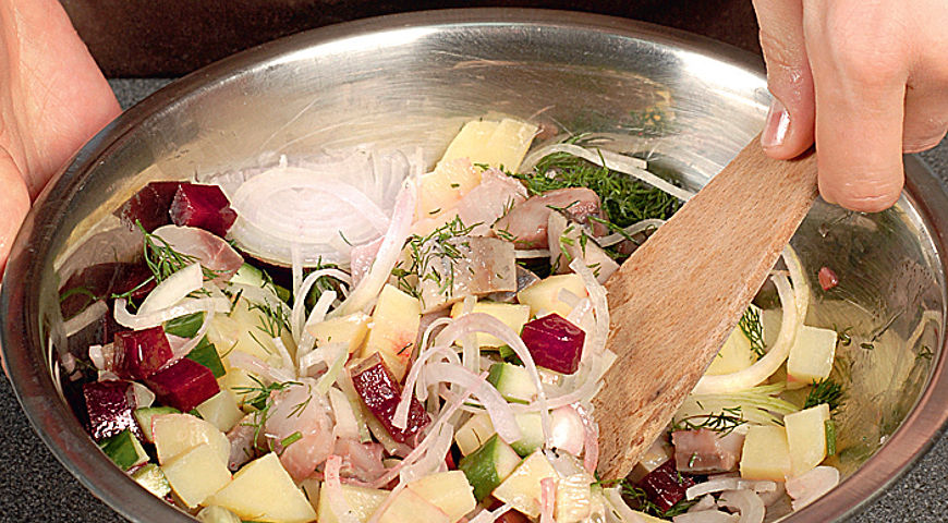 Фото приготовления рецепта: Шведский салат с сельдью, шаг №2