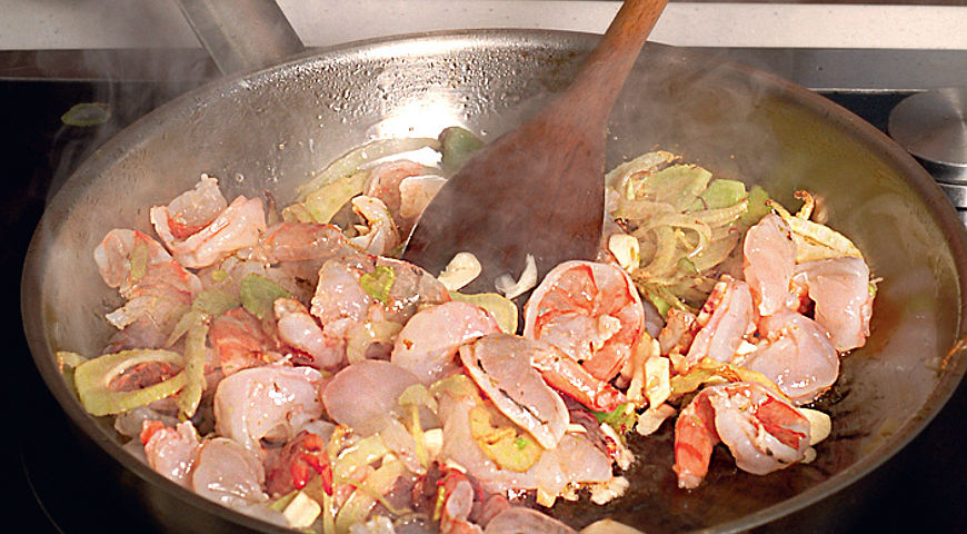 Фото приготовления рецепта: Рыбный рулет с креветками, шаг №3