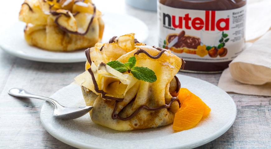 Рецепт Блинные мешочки со сливочным кремом, персиком и пастой Nutella®