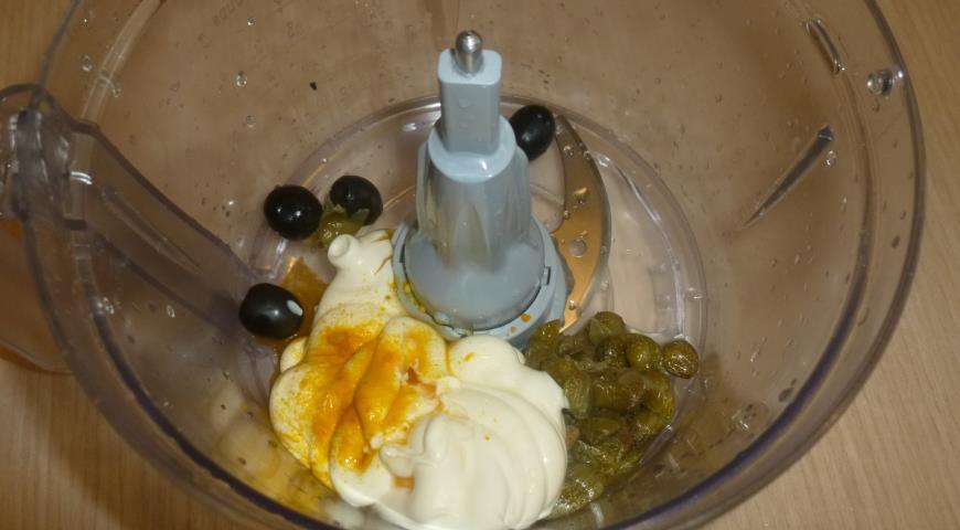 Делаем соус, взбивая каперсы, маслины, сметану, куркуму и рыбный соус