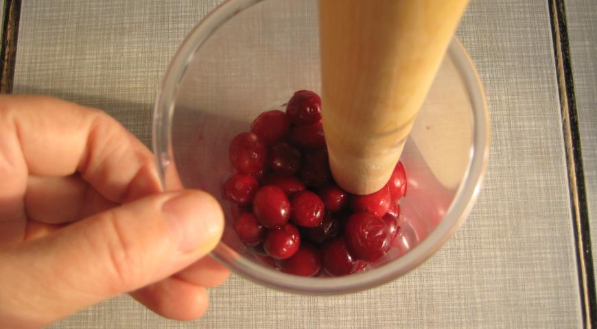 Измельчить ягоды клюквы, добавить воду, сок лайма и сахар для приготовления желе