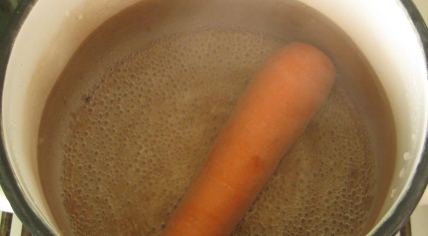 Отварить морковь до мягкости и остудить, подготовить сливочное масло к приготовлению паштета
