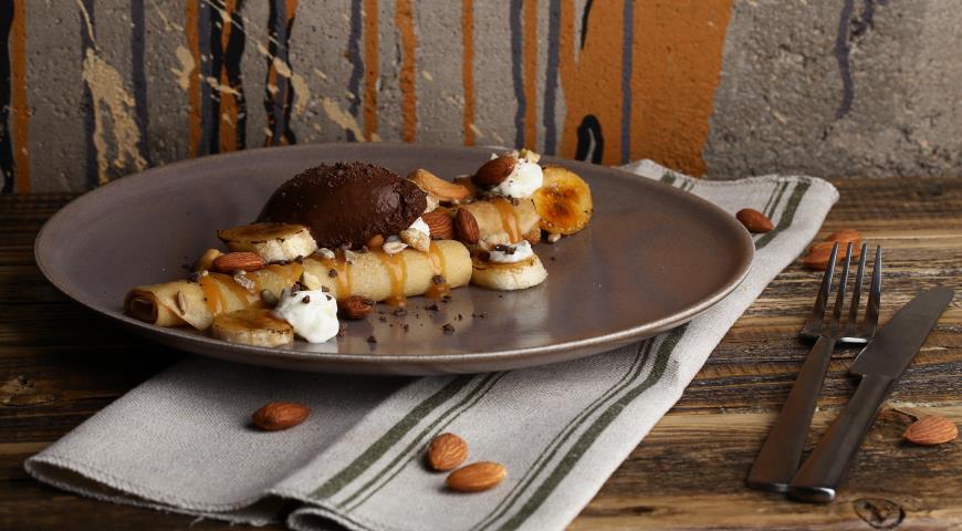 Рецепт Блины с карамелизированным бананом, гранолой и шоколадным мороженым от Тимура Абузярова