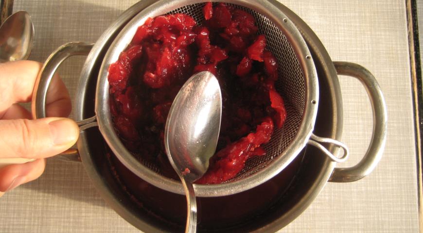 Процедить ягодную смесь через сито для приготовления клюквенного желе