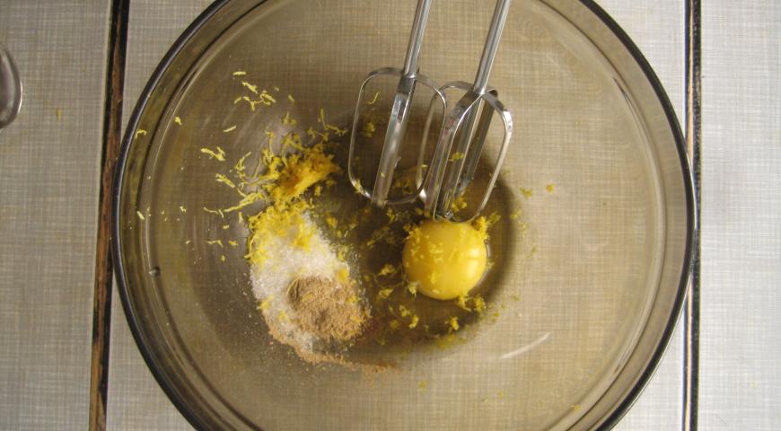 Взбить яйцо, щепотку соли, сахар, кардамон и цедру лимона или апельсина