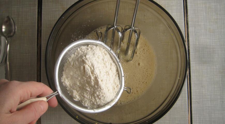 Добавить в смесь муку и замесить тесто для приготовления дрожжевого пирога