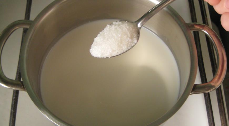 Нагреть молоко, добавить к нему сахар для приготовления дрожжевого теста