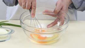 Фото приготовления рецепта: Блины с припеком из яиц и зеленого лука, шаг №1