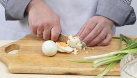 Фото приготовления рецепта: Блины с припеком из яиц и зеленого лука, шаг №3