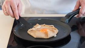 Фото приготовления рецепта: Бретонские блины с ветчиной и яйцом, шаг №3