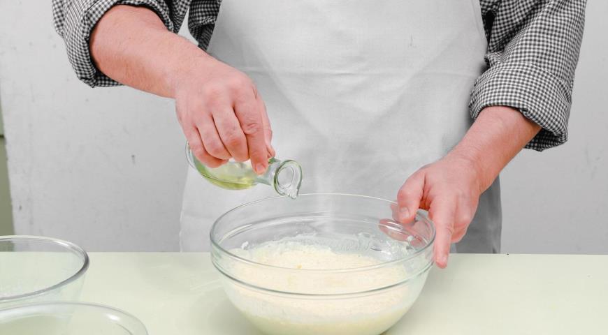 Фото приготовления рецепта: Толстые блины на молоке с икрой, шаг №3
