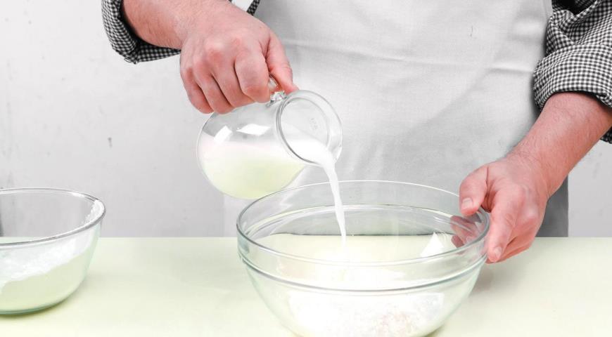 Фото приготовления рецепта: Толстые блины на молоке с икрой, шаг №1