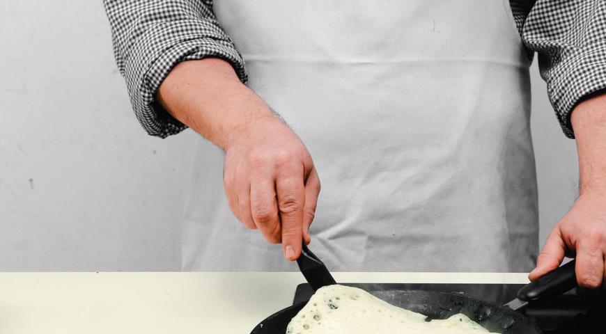 Фото приготовления рецепта: Толстые блины на молоке с икрой, шаг №4
