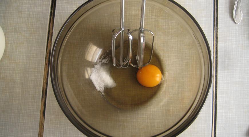 Взбить яйцо с солью, добавить молоко для приготовления теста