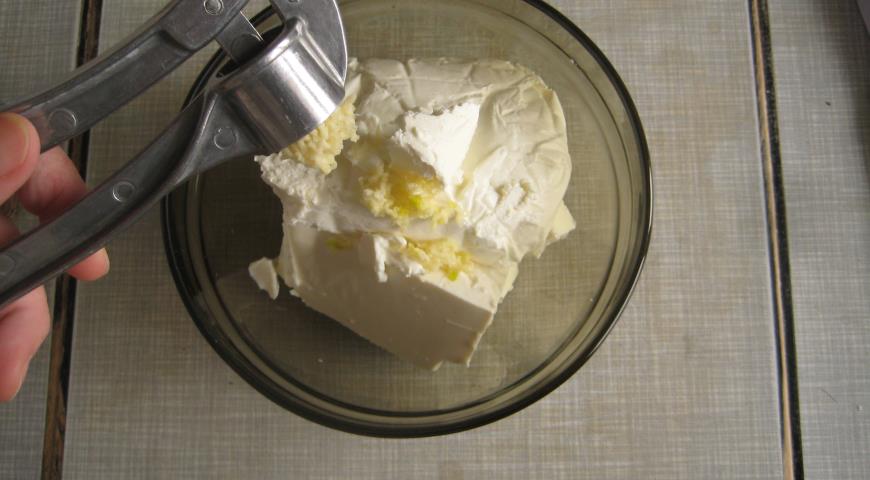 Добавить к творогу и сыру измельченный чеснок