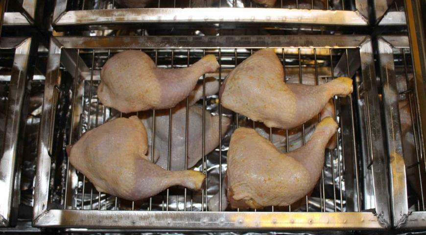 Выложить курицу на решетки и коптить до готовности