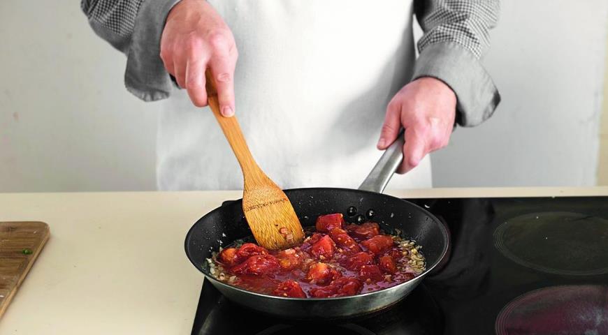 Фото приготовления рецепта: Тефтельки в томатном соусе, шаг №2