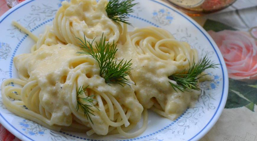 Спагетти с густым сырным соусом готовы к подаче