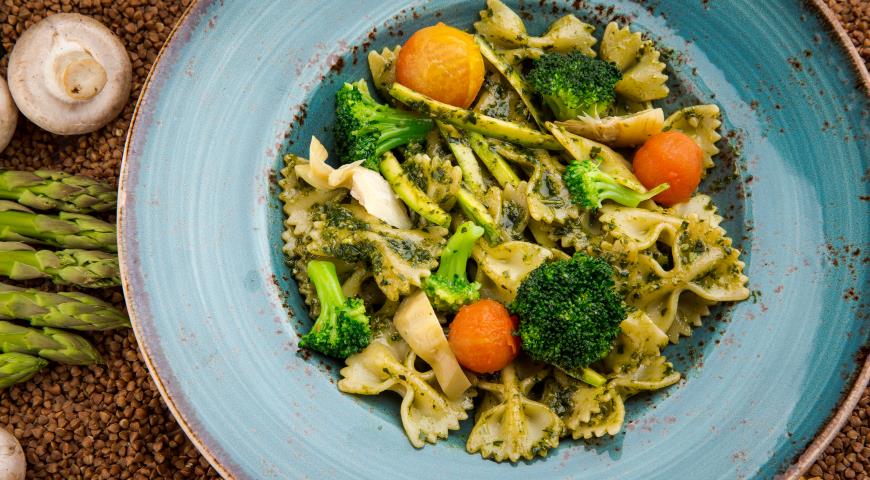 Рецепт Паста "Фарфале" с овощами и соусом песто