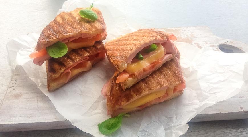 Жареные сэндвичи с ветчиной, сыром и помидорами