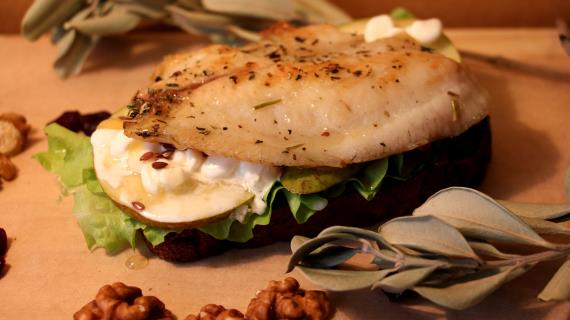 Сэндвич "Прованс" с рыбой и грушей