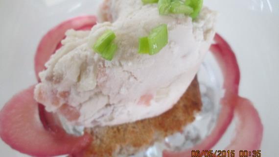 Сэндвич с мороженым из сельди и маринованным луком