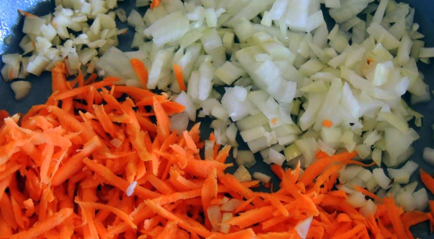 Обжариваем лук, морковь и чеснок