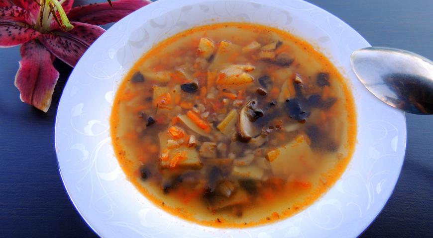 Суп с гречкой и шампиньонами готов