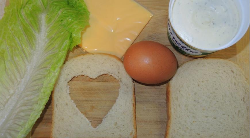 Подготавливаем необходимые ингредиенты для сэндвича с яйцом и сыром