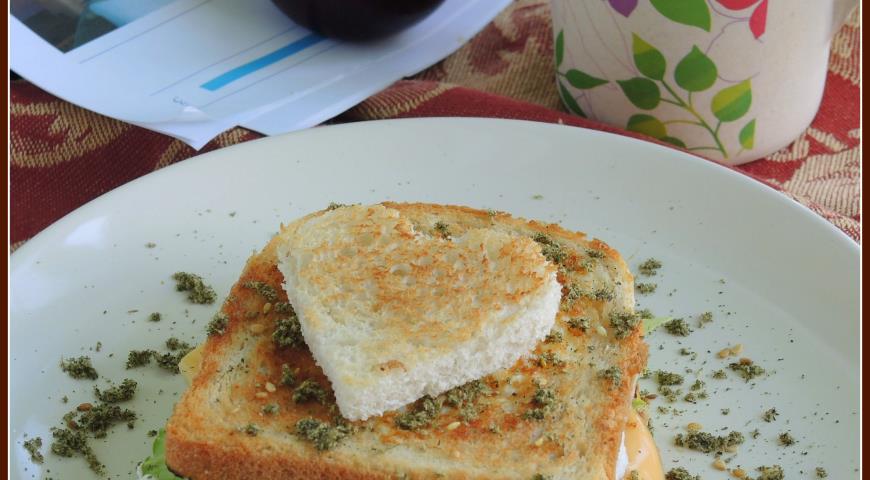 Вкусный сэндвич с яйцом и сыром