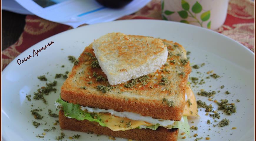 Сэндвич с яйцом и сыром готов