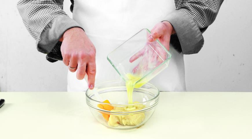 Фото приготовления рецепта: Салат из кальмаров в заварных булочках, шаг №2