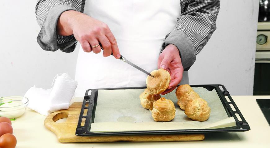 Фото приготовления рецепта: Салат из кальмаров в заварных булочках, шаг №4