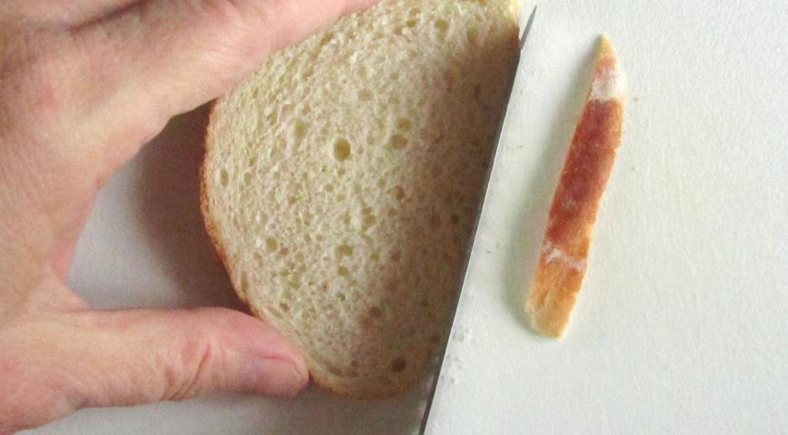 Нарезаем хлеб для «Быстрых ватрушек» на белом хлебе