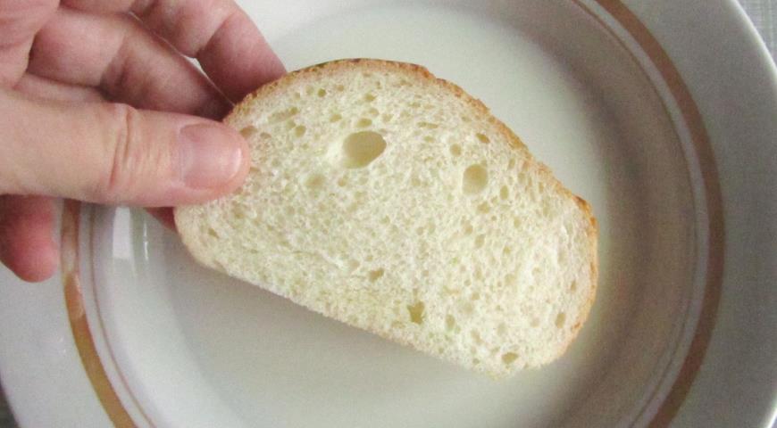 Вымачиваем хлеб в молоке