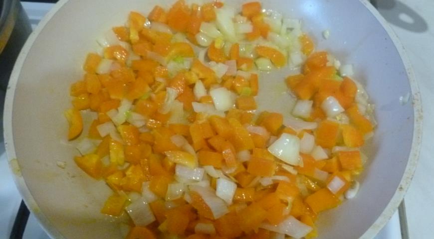 Нарезать и обжарить овощи для приготовления котлет, отварить цветную капусту