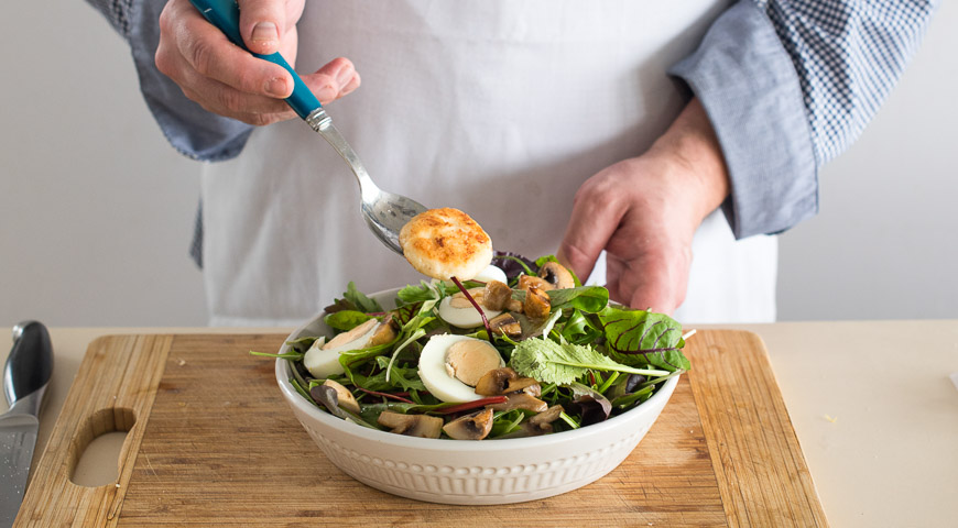 Фото приготовления рецепта: Салат с сырниками, грибами и яйцами, шаг №6